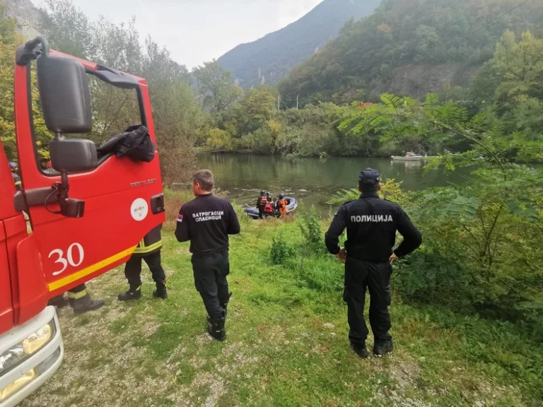 DVE ŽENE POGINULE U NESREĆI NA MOSTU PREKO MORAVE Ostale putnike izvlače iz reke, 11 povređenih u bolnici, evo šta je tačan uzrok tragedije - Lokal Info