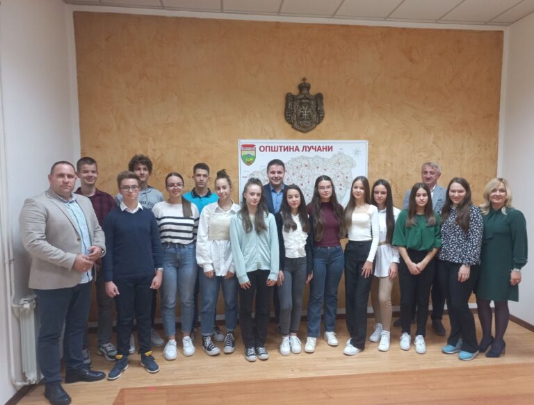 Lučani: Vukovci dobili laptopove - Lokal Info