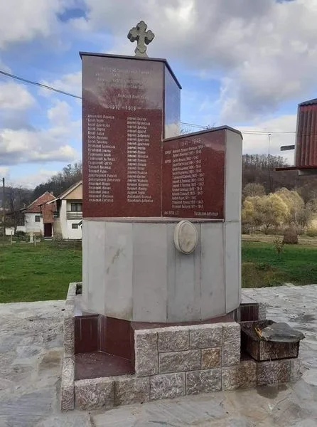 TRADICIONALNO OKUPLjANjE  U LISU  PRED SPOMENIKOM STRADALIM MEŠTANIMA U OSLOBODILAČKIM RATOVIMA 1912-1945. - Lokal Info