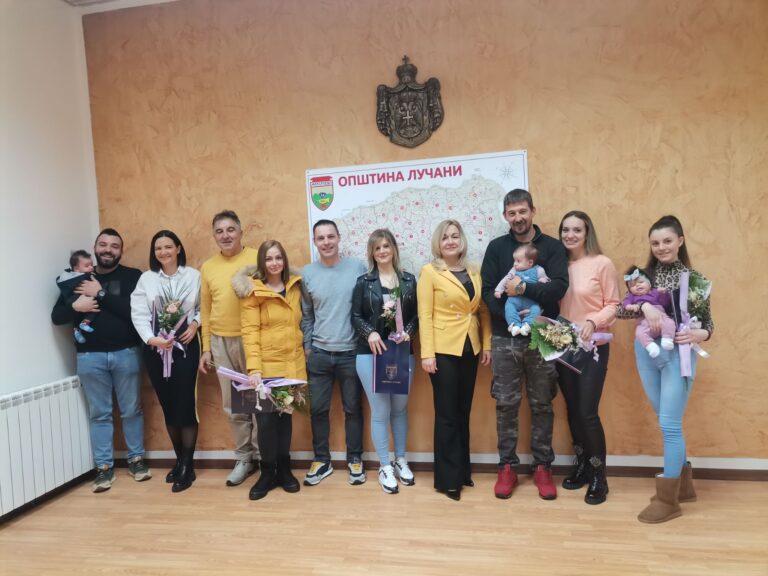Lučani: Bebe rođene u prethodnom mesecu dobile po 100 000 dinara - Lokal Info