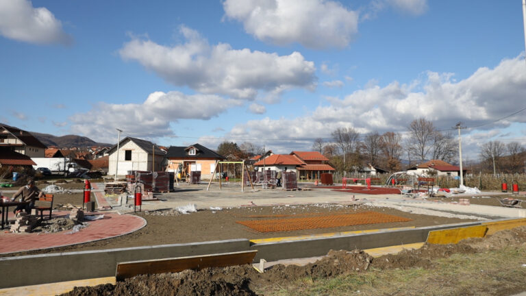 Privode se kraju radovi na izgradnji više dečijih igrališta u Arilju Privode se kraju radovi na izgradnji više dečijih igrališta u Arilju - Lokal Info
