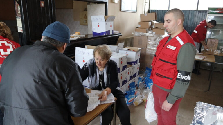 Počela podela paketa solidarne pomoći najugroženijim penzionerima u opštini Arilje - Lokal Info
