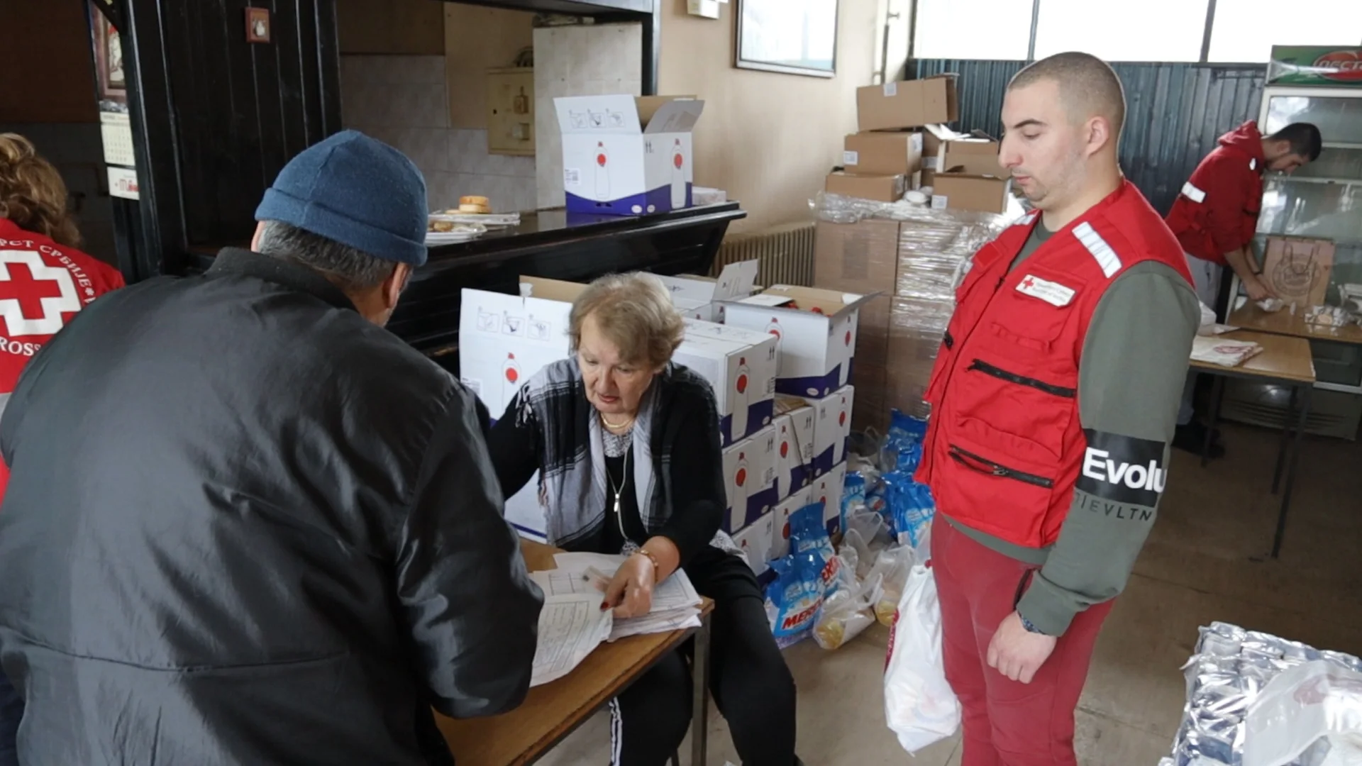 Počela podela paketa solidarne pomoći najugroženijim penzionerima u opštini Arilje - Lokal Info