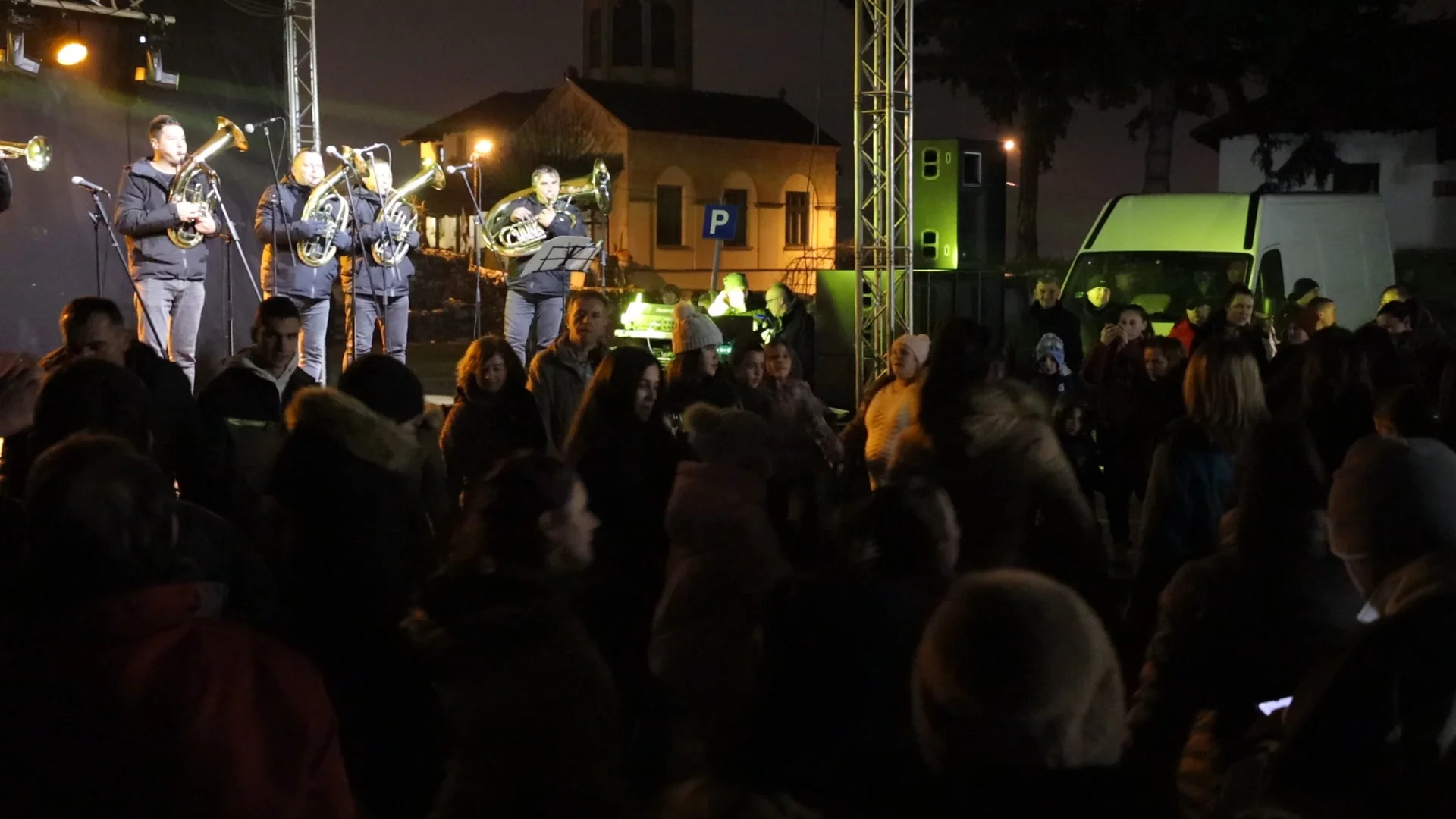 Uz veselu atmosferu Ariljci na prepunom trgu ispratili staru a dočekali Novu godinu - Lokal Info