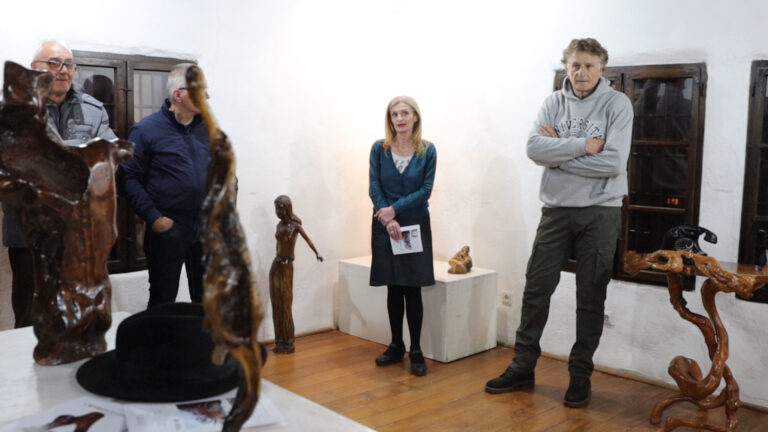 U Gradskoj galeriji otvorena izložba skulptura Velizara Kukoljca U Gradskoj galeriji otvorena izložba skulptura Velizara Kukoljca - Lokal Info