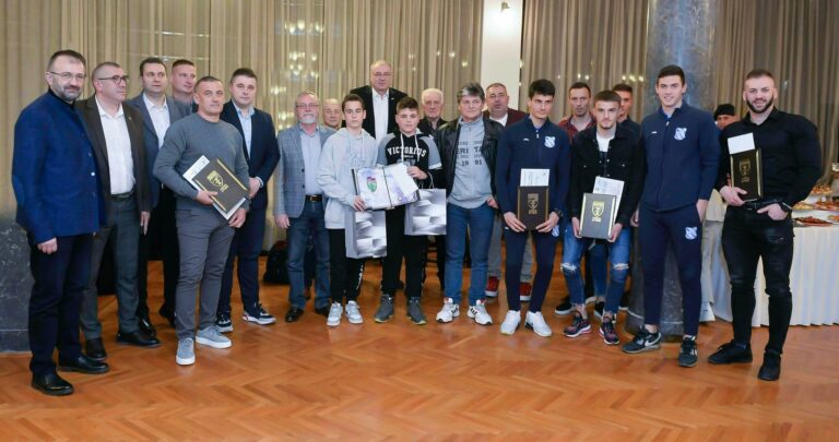 PROGLAŠENjE NAJBOLjIH SPORTISTA, SPORTSKIH EKIPA I SPORTSKIH RADNIKA U OPŠTINI LUČANI ZA 2022. GODINU - Lokal Info