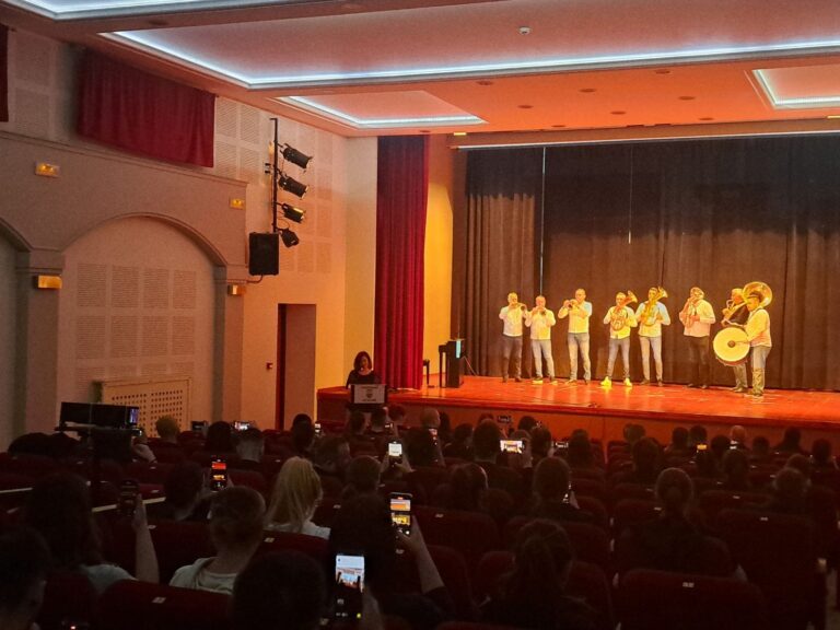 Kulturno – umetnički program u čast mladim bezbednjacima<br>gostima opštine Lučani Kulturno – umetnički program u čast mladim bezbednjacimagostima opštine Lučani - Lokal Info
