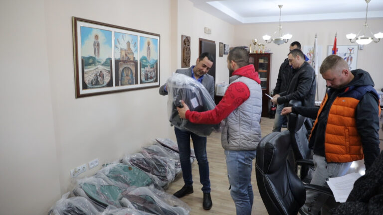 Podeljena auto-sedista bebama rođenim u ovoj godini Podeljena auto-sedista bebama rođenim u ovoj godini - Lokal Info
