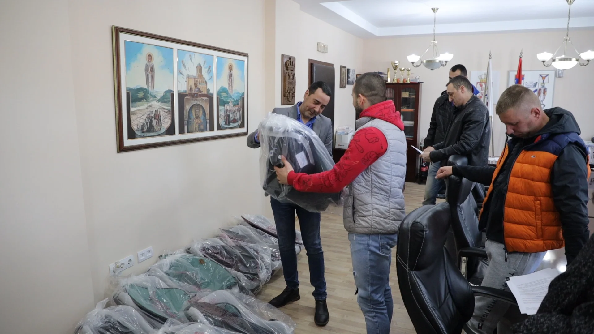 Podeljena auto-sedista bebama rođenim u ovoj godini - Lokal Info