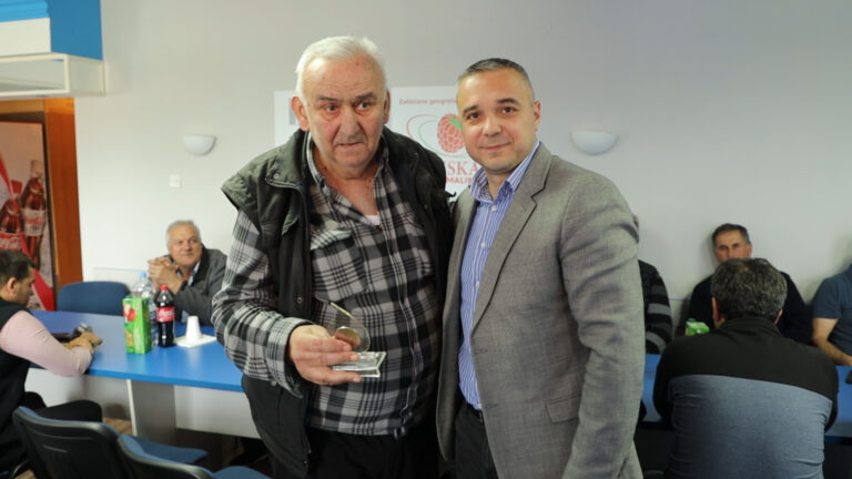 Uručene plakete zahvalnosti dobrovoljnim davaocima krvi - Lokal Info