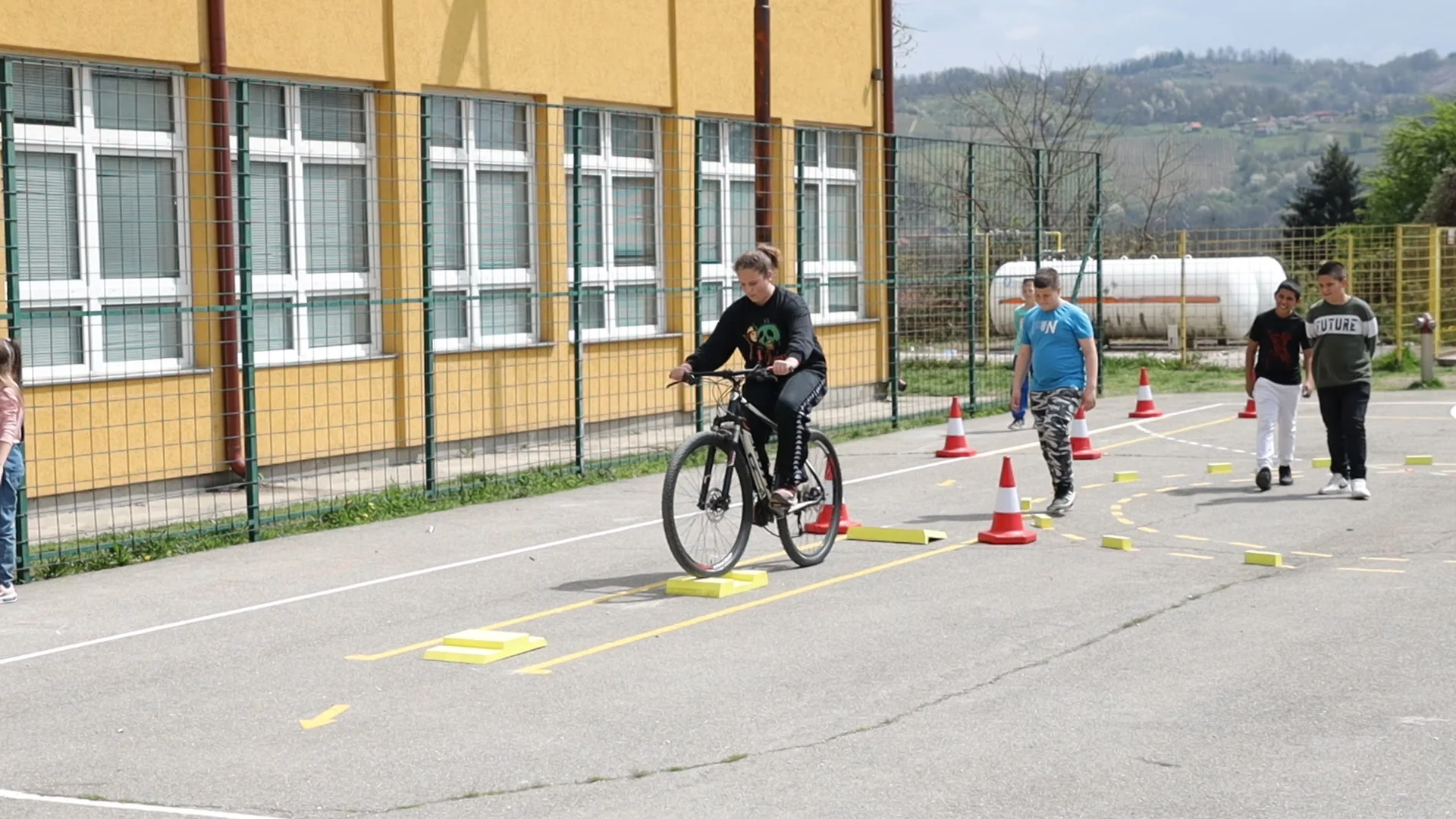Savet za bezbednost saobraćaja Osnovnim školama u Arilju obezbedio 4 poligona za bicikle - Lokal Info