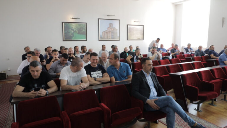 Održan sastanak proizvodjača i otkupljivača malina sa predstavnicima ministarstva poljoprivrede Održan sastanak proizvodjača i otkupljivača malina sa predstavnicima ministarstva poljoprivrede - Lokal Info