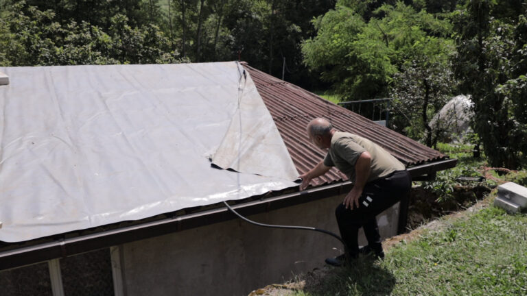 Posle nevremena u Arilju velike štete na objektima i poljoprivredi Posle nevremena u Arilju velike štete na objektima i poljoprivredi - Lokal Info