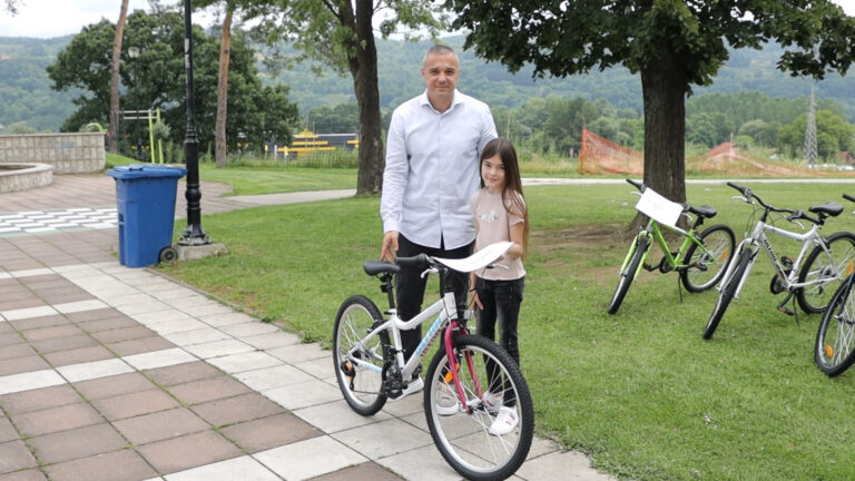 U Arilju podeljene bicikle osnovnim školama i zaslužnim učenicima - Lokal Info