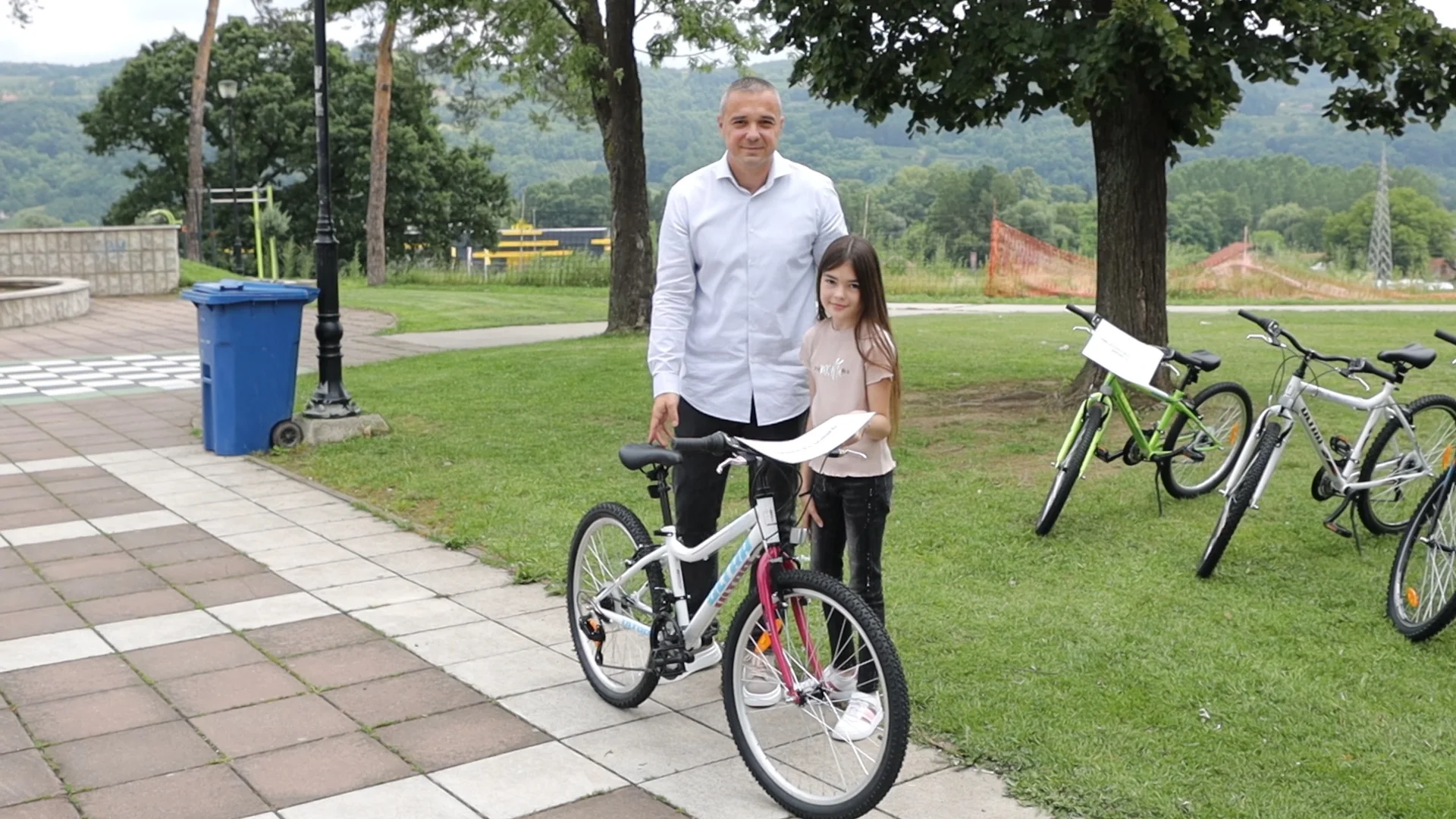 U Arilju podeljene bicikle osnovnim školama i zaslužnim učenicima - Lokal Info