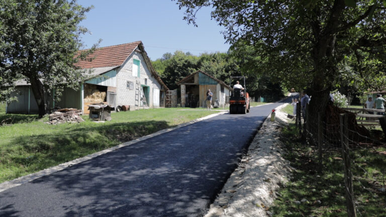 Meštani Kaone dobili novih 800 metara asfaltnog puta - Lokal Info