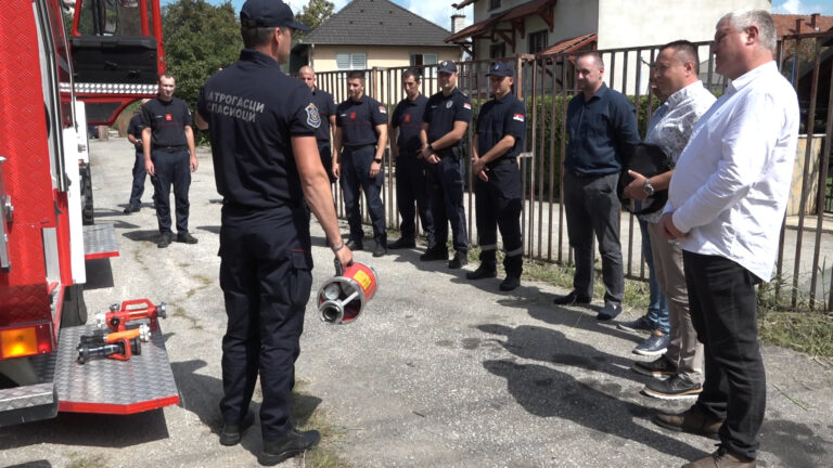 Opština Arilje donirala vrednu opremu Vatrogasno spasilačkoj jedinici Arilje - Lokal Info