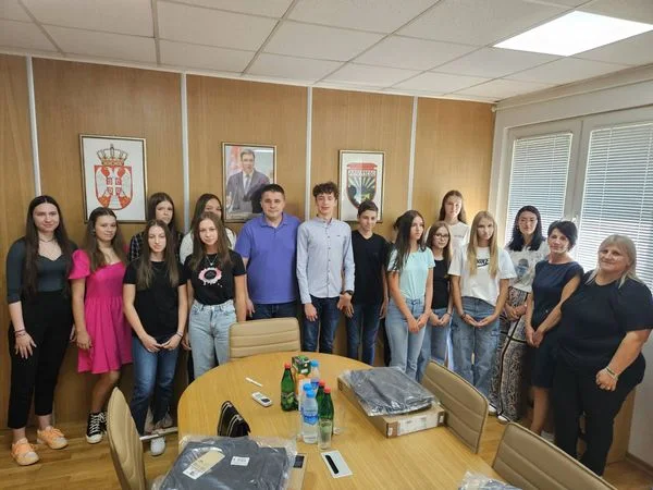 LAPTOP RAČUNARI ZA NOSIOCE VUKOVE DIPLOME U OPŠTINI LUČANI - Lokal Info