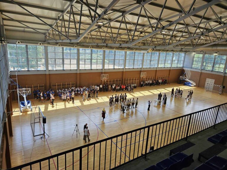 SREDNJA ŠKOLA U LUČANIMA KONAČNO DOBILA SPORTSKU HALU - Lokal Info