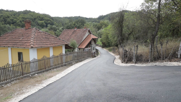 U lučanskom zaseoku Jovaševići asfaltrian putni pravac dužine od oko jednog kilometra - Lokal Info