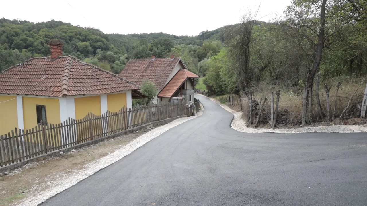 U lučanskom zaseoku Jovaševići asfaltrian putni pravac dužine od oko jednog kilometra - Lokal Info