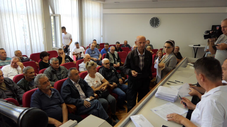 Poljoprivrednicima iz poplavljenih područja Požege uručene donacije - Lokal Info