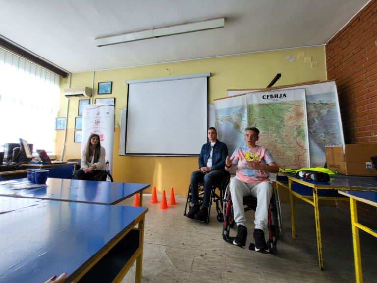 Srednjoškolci slušali predavanje na temu bezbednosti u saobraćaju - Lokal Info