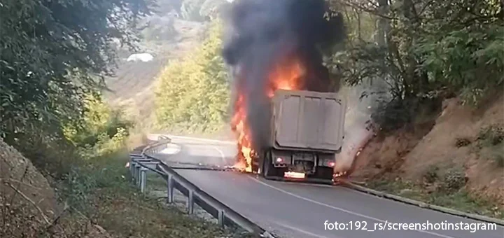 Nezgoda na putu Ivanjica-Guča: Zapalio se šleper - Lokal Info