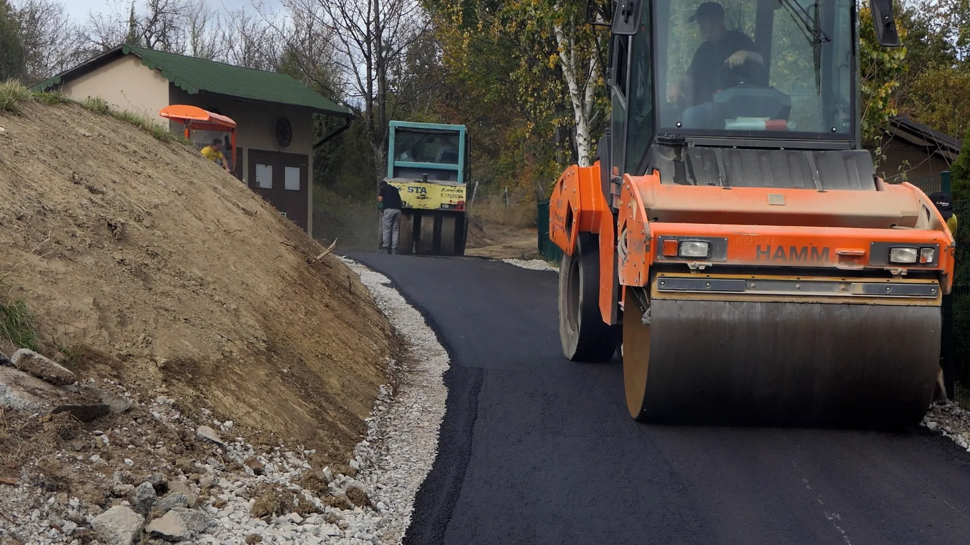 Počelo asfaltiranje deonice puta u selu Brekovo kod Arilja - Lokal Info