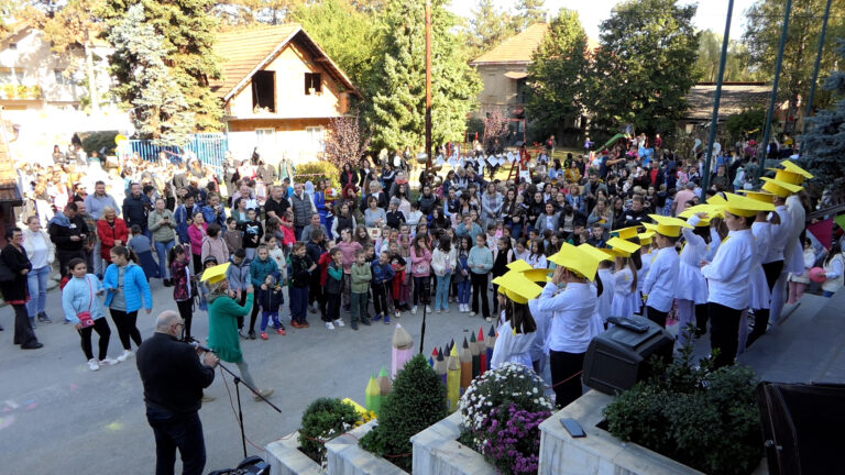 Deciji bazar okupio brojne posetioce - Lokal Info