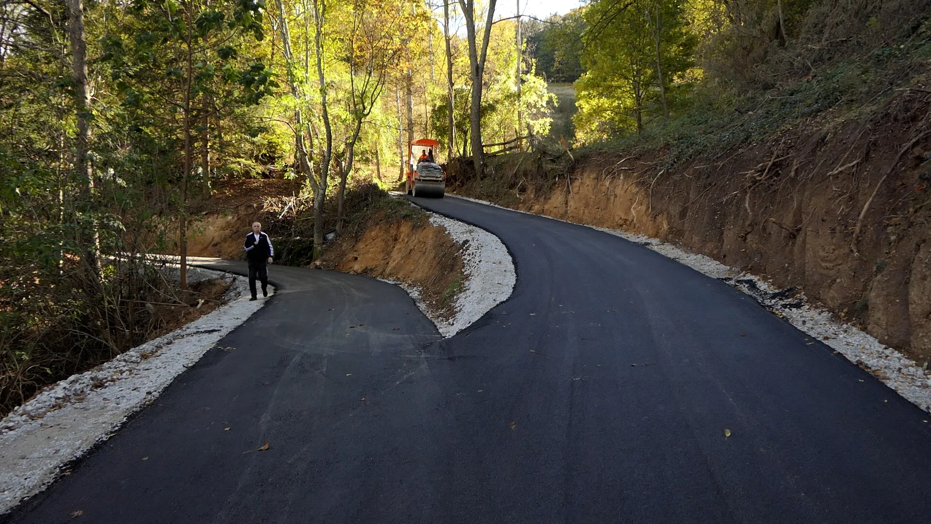 Novih pola kilometra asfalta u selu Dobrače - Lokal Info