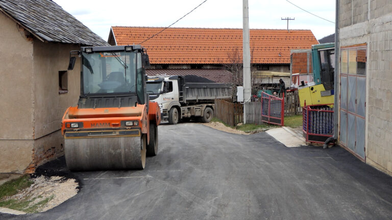 Završava se asfaltiranje 1600 metara puta u MZ Dobrače, zaseok Kermazi - Lokal Info