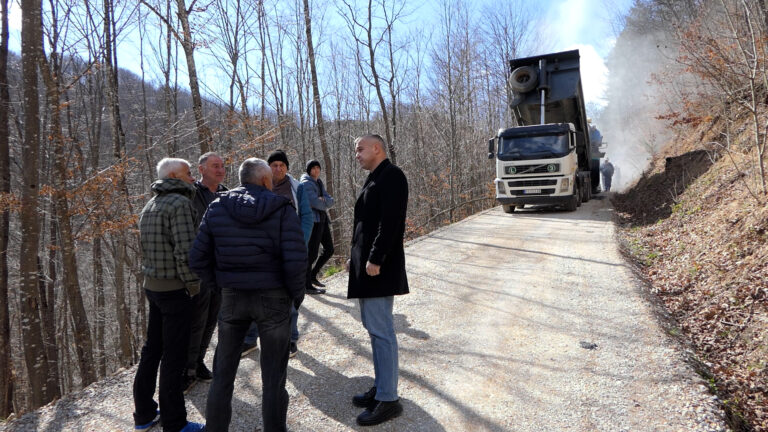 Asfaltiranjem puta u Kruščici počela gradjevinska sezona u opštini Arilje - Lokal Info