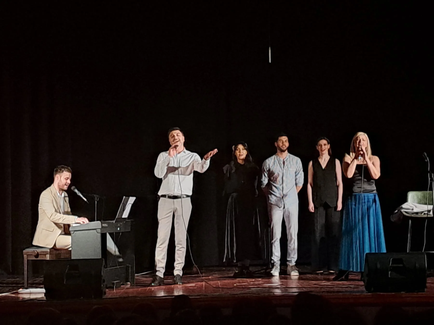 EMOTIVNO PUTOVANjE UZ POETSKO MUZIČKI KABARE „ČEZNEM DA VAM KAŽEM“ - Lokal Info