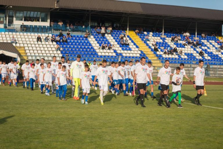 IGRAČI FK ”MLADOSTI” I FK “TSC” NA TERENU U MAJICAMA “PLAZMA SPORTSKIH IGARA MLADIH” - Lokal Info