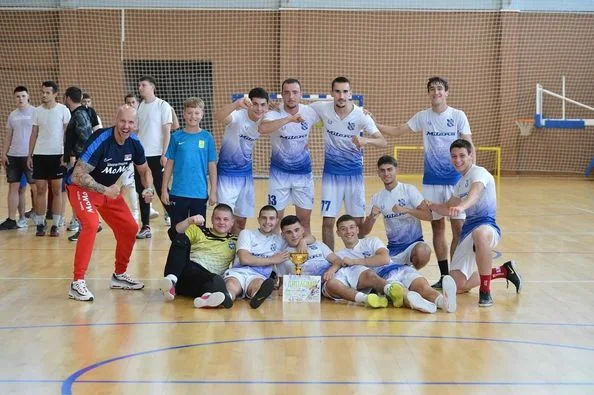 EKIPA SREDNjE ŠKOLE „DRAGAČEVO“ POBEDNIK MEĐUOKRUŽNOG TAKMIČENjA SREDNjIH ŠKOLA U FUTSALU - Lokal Info