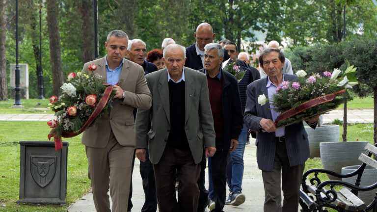 Polaganje cveća na Dan pobede nad fašizmom u Arilju - Lokal Info