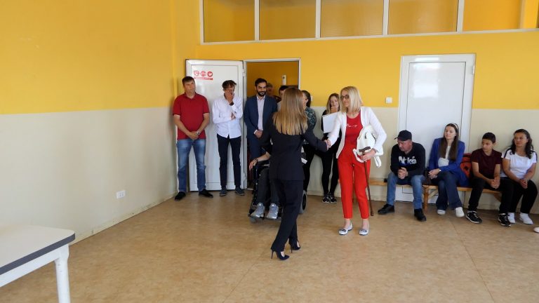 Ministarka Đurđević Stamenkovski uručila vaučere finansijske pomoći obolelim od retkih bolesti u Arilju - Lokal Info