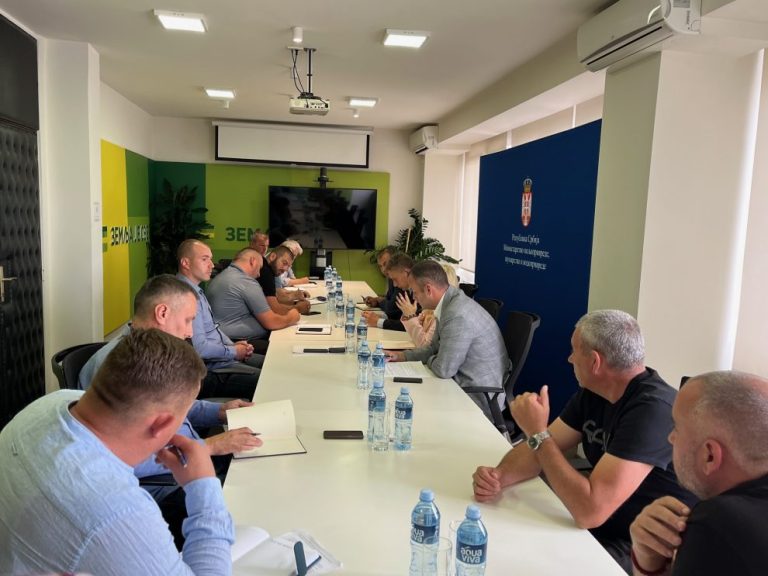 Postignut načelni dogovor u četiri tačke sa malinarima i hladnjačarima Postignut načelni dogovor u četiri tačke sa malinarima i hladnjačarima - Lokal Info