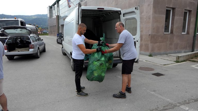 Akcija sakupljanja ambalažnog otpada od pesticida sprovedena u Arilju Akcija sakupljanja ambalažnog otpada od pesticida sprovedena u Arilju - Lokal Info