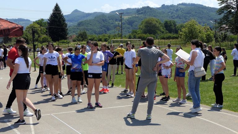 U osnovnoj školi Jezdimir Tripković u Latvici održan atletski višeboj U osnovnoj školi Jezdimir Tripković u Latvici održan atletski višeboj - Lokal Info