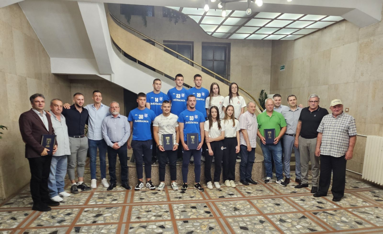 PROGLAŠENjE NAJBOLjIH SPORTISTA, SPORTSKIH EKIPA I SPORTSKIH RADNIKA U OPŠTINI LUČANI ZA 2023. GODINU PROGLAŠENjE NAJBOLjIH SPORTISTA, SPORTSKIH EKIPA I SPORTSKIH RADNIKA U OPŠTINI LUČANI ZA 2023. GODINU - Lokal Info