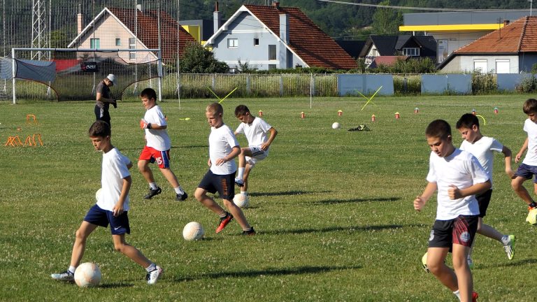 Treneri FK Crvena Zvezda i Akademije Gorana Drulića uključeni u rad škole fudbala Ahilije iz Arilja Treneri FK Crvena Zvezda i Akademije Gorana Drulića uključeni u rad škole fudbala Ahilije iz Arilja - Lokal Info