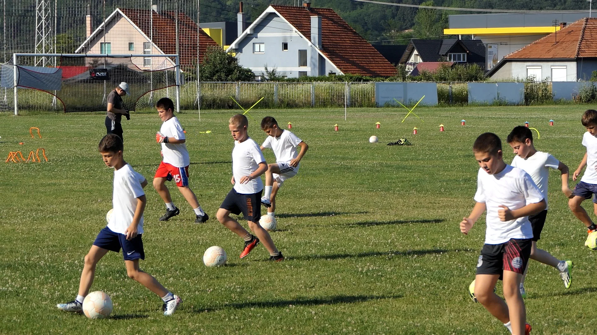 Treneri FK Crvena Zvezda i Akademije Gorana Drulića uključeni u rad škole fudbala Ahilije iz Arilja - Lokal Info