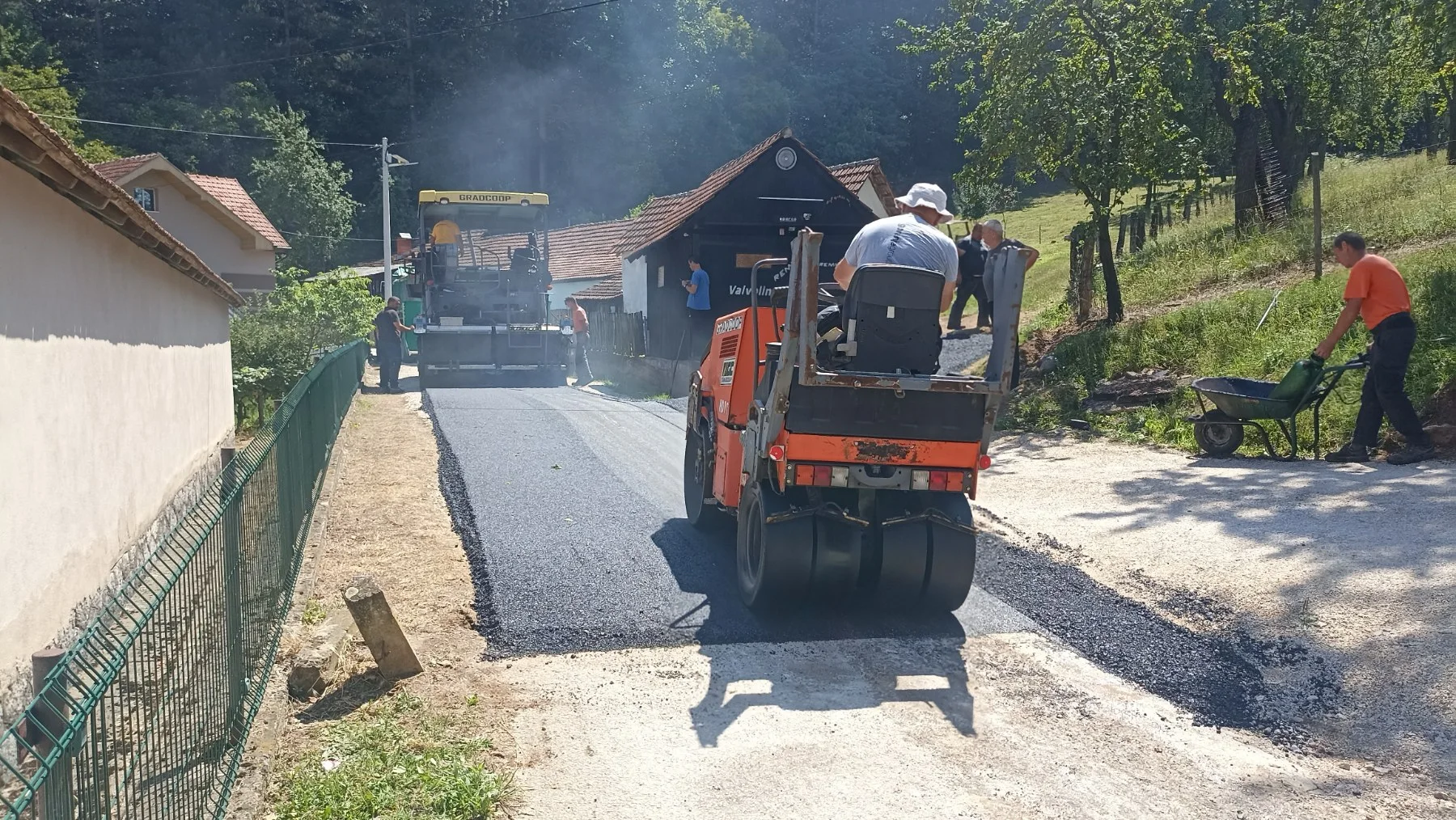 POČETAK ASFALTIRANJA U MZ SELO LUČANI - Lokal Info