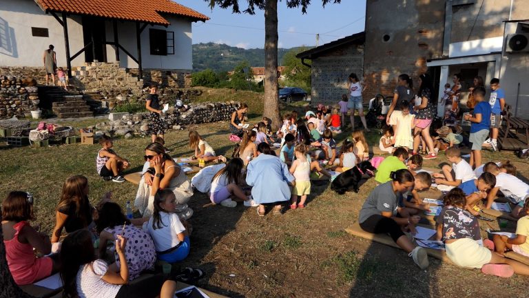 Likovna kolonija za decu spojila muziku i umetnost Likovna kolonija za decu spojila muziku i umetnost - Lokal Info