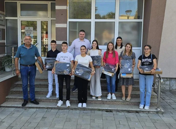 LAPTOP RAČUNARI ZA VUKOVCE I ĐAKE GENERACIJE U LUČANIMA - Lokal Info
