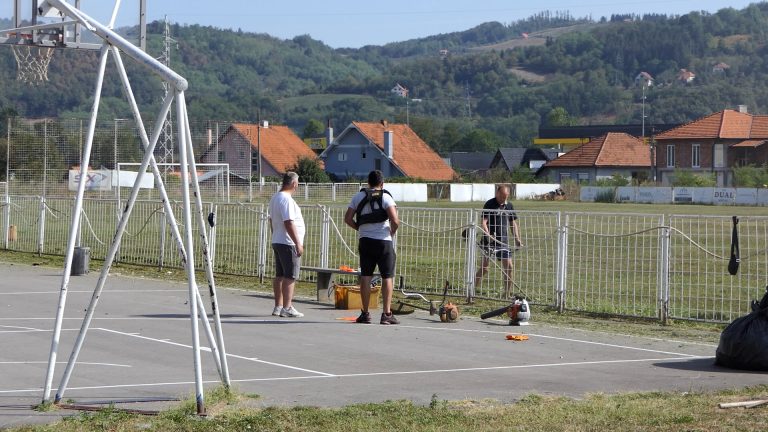 Radnom akcijom uredjen fudbalski teren u Arilju Radnom akcijom uredjen fudbalski teren u Arilju - Lokal Info