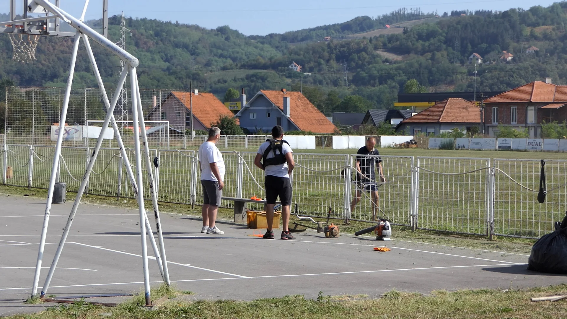 Radnom akcijom uredjen fudbalski teren u Arilju - Lokal Info