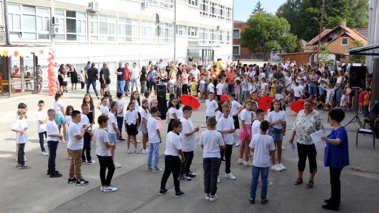 Svečani prijem i podrška prvacima u OŠ Stevan Čolović Svečani prijem i podrška prvacima u OŠ Stevan Čolović - Lokal Info